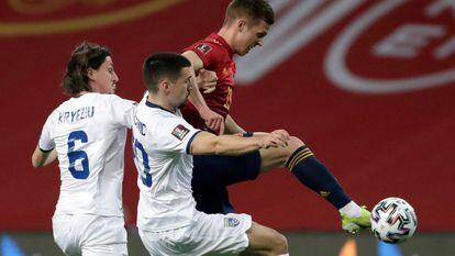 El centrocampista de la selección española Dani Olmo (derecha) pelea un balón con los jugadores de Kosovo Hekuran Kryzeiu (centro) e Ibrahim Dresevic durante el partido de clasificación para el Mundial Qatar 2022.