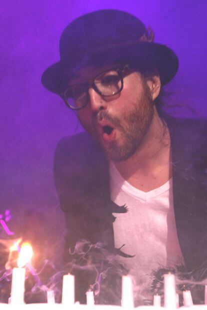 Sean Lennon, hijo del legendario <i>beatle</i>, sopla las velas por el que hubiera sido el 70º cumpleaños de su padre en un concierto homenaje celebrado el sábado en Reikiavik. Nueva York y Liverpool también conmemoraron el nacimiento de Lennon.