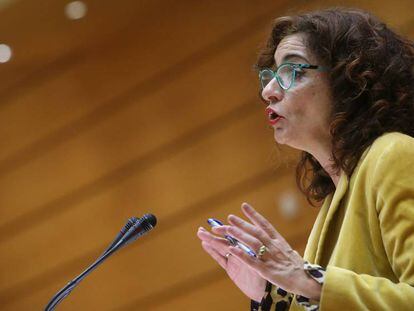 La ministra de Hacienda, María Jesús Montero, durante el pleno del Senado. En vídeo, el Senado rechaza la senda de déficit del Gobierno.