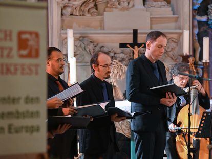 Los tenores Christopher Fischer y Olivier Berten, y el bajo Lionel Meunier, director de Vox Luminis, durante el concierto ofrecido por el grupo el sábado por la tarde en la iglesia del palacio de Weißenfels.