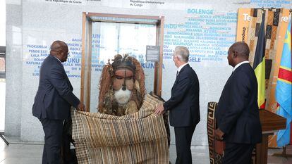 El presidente de la República Democrática del Congo, Felix Tshisekedi, y el rey Felipe de Bélgica descubren la máscara Katuungu, procedente del Museo Real de África Central de Tervuren, durante una visita al Museo Nacional del Congo, en Kinshasa en junio pasado.