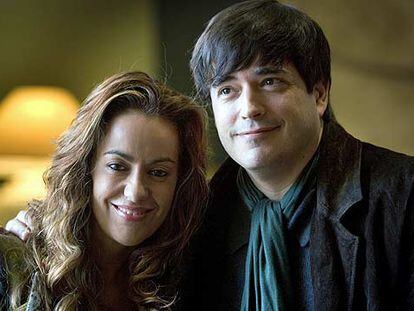 Maria de la Pau Janer y Jaime Bayly, ayer en Barcelona.