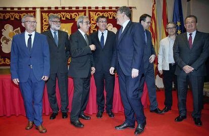 El presidente de las Cortes, Enric Morera, entre Francisco P&eacute;rez, experto en finanzas auton&oacute;micas, y el jefe del Consell, Ximo Puig. 
