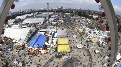 Vista general de los visitantes del festival tradicional de cerveza Oktoberfest