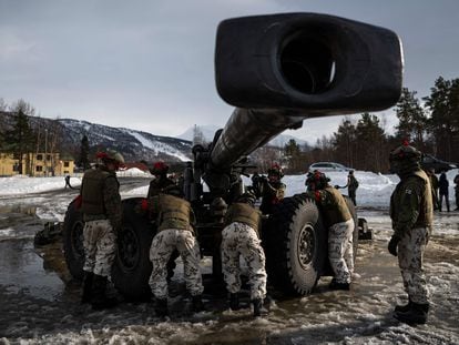 Soldados noruegos operan un cañón de campaña, durante unas maniobras de la OTAN en marzo.