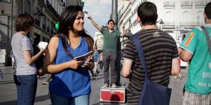 Mauricio, un evangélico mexicano, pregona en la Puerta del Sol junto a otros fieles del grupo Caja Roja.