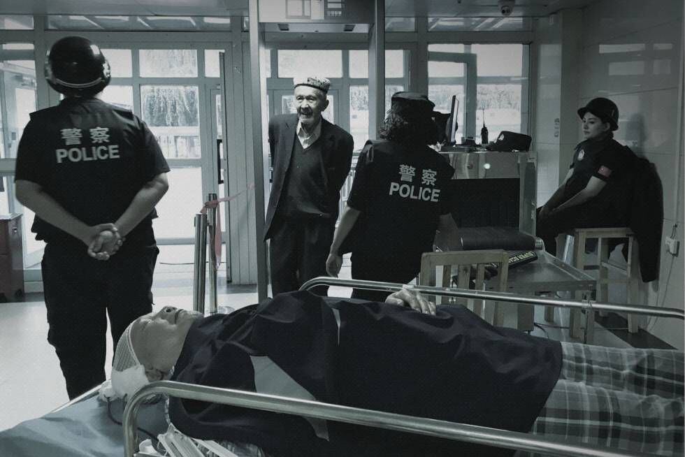 Un hombre uigur pasa por un control de seguridad para entrar en un hospital, en Xinjiang.