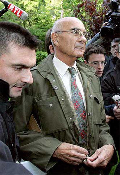 El general francés Philippe Rondot, rodeado de periodistas a la salida de su casa el 22 de mayo de 2006.