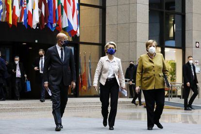 Desde la izquierda: el presidente del Consejo Europeo, Charles Michel, la presidenta de la Comisión Europea, Ursula Von de Leyen, y la canciller alemana, Angela Merkel