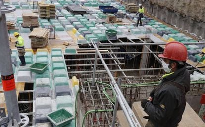 Varios obreros trabajan este lunes en una obra de un edificio de viviendas de nueva construcción en Madrid. 