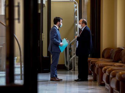 El 'president' en funciones del Govern, Pere Aragonés (i), habla ayer con líder del PSC, Miquel Iceta (d), en la puerta del hemiciclo del Parlament