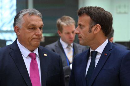 El primer ministro húngaro, Viktor Orban, habla con Emmanuel Macron en la última cumbre europea, el 30 de mayo, en Bruselas.