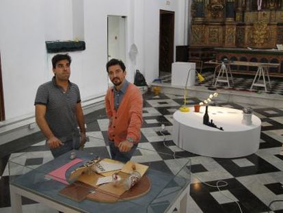 Cristóbal Quintero, izquierda, y Miki Leal montando 'Inventario aproximado'.