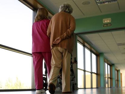 Una sanitaria acompaña a una paciente en el Centro de Referencia Estatal de Alzhéimer y otras Demencias de Salamanca.