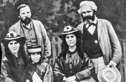 Karl Marx (derecha) y Friedrich Engels, junto a las hijas del primero. De izquierda a derecha, Jenny, Laura y Eleanor.