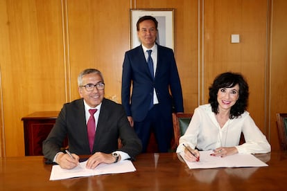 En un acto presidido por el secretario general de Industria y de la Pequeña y Mediana Empresa, Francisco Blanco Ángel (de pie), la consejera delegada de Pymar, sociedad que agrupa a los principales astilleros privados españoles, Almudena López del Pozo, y el presidente del Instituto de Crédito Oficial, José Carlos García de Quevedo, firmaron la renovación, por cuatro años, del convenio de cobertura de operaciones financieras destinado a promover la construcción y transformación naval de España.