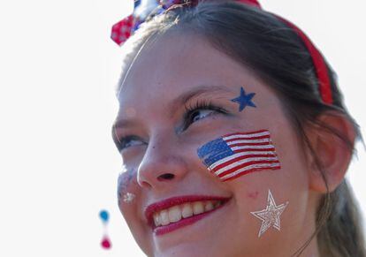 Una joven non la bandera de los EEUU pintada en la cara, participa en un desfile celebrado con motivo del Día de la Independencia en Avondale Estates, Georgia.