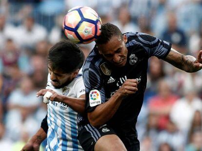 Recio (izquierda) lucha con Danilo por el balón en el Málaga-Real Madrid de mayo de 2017.