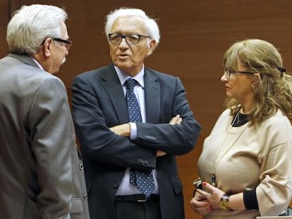 Rafael Vicente Queralt, el mi&eacute;rcoles, antes de comparecer en las Cortes Valencianas, entre Jaime Mundo, del PP, y la socialista Cristina Moreno.