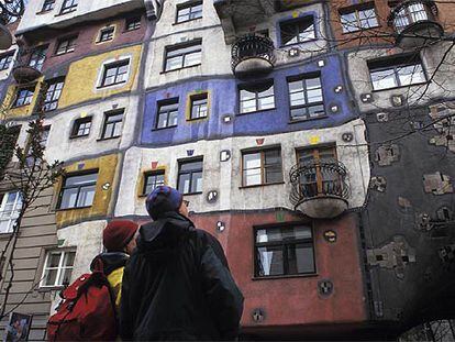 Un viaje  a Viena (en la foto, la casa de 1986 del artista  Hundertwasser) durante el puente de la Almudena, con vuelos y tres noches, sale por 470 euros por persona.