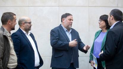 El presidente de ERC, Oriol Junqueras (en el centro), junto al candidato de EH Bildu a las europeas, Pernando Barrena (derecha)