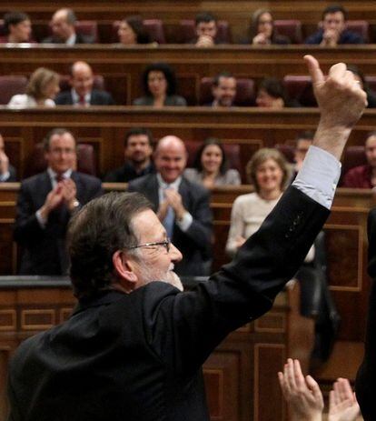 El presidente del Gobierno en funciones, Mariano Rajoy, es aplaudido por los diputados de su partido tras su intervención.