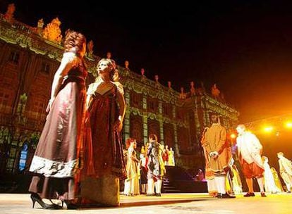 Una escena de la representación teatral del Motín de Aranjuez ayer en la plaza de Oriente.