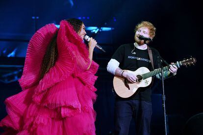 ¿El vestido más teatral? Las capas y capas de tul firmadas por Ashish con las Beyoncé que salió a cantar su dueto con Ed Sheeran: Perfect.