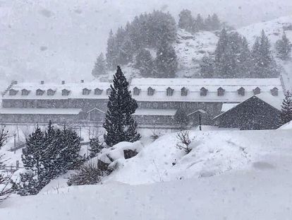 La nevada en la estación de Los Llanos del Hospital, en el Pirineo de Huesca, en alerta amarilla.