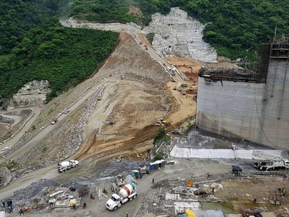 Fotografía cedida por Empresas Públicas de Medellín (EPM) que muestra la central hidroeléctrica HidroItuango, en Medellín (Colombia). 
