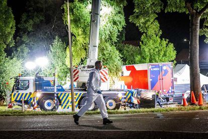 Equipos de rescate holandeses trabajaban anoche en Nieuw-Beijerland, donde un camión arrolló a un grupo de personas.