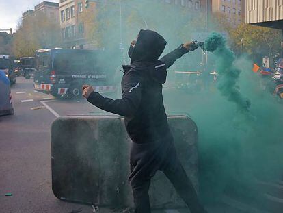 Carga de los Mossos d'Esquadra contra CDR's en Drassanes. 