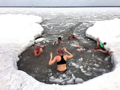 Gente bañándose en el helado mar Báltico en Polonia, el pasado 3 de marzo.