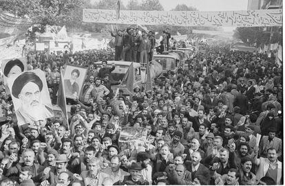 Las manifestaciones de apoyo a los asaltantes se suceden a las puertas de la Embajada de EEUU en Teherán. En esta imagen datada el 27 de noviembre de 1979 incluso hay varios conductores de camiones de petróleo con sus vehículos. En los días precedentes, los secuestradores han liberado a 13 rehenes estadounidenses y 5 de otras nacionalidades, después de que Jomeini pidiera que se deje libres "a las mujeres y a los negros", siempre que sean ajemos al espionaje.