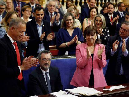 Manuel Cruz (sentado) recibe el aplauso de los senadores socialistas tras su elección como presidente del Senado.