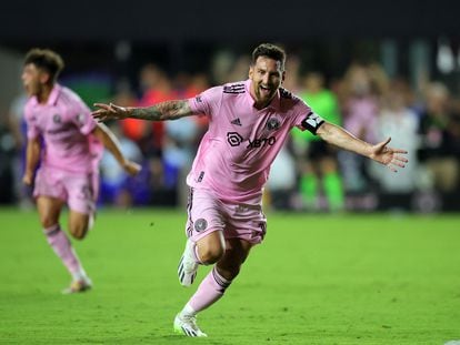 Lionel Messi celebra su primer gol con el Inter Miami este viernes en Fort Lauderdale (Florida).