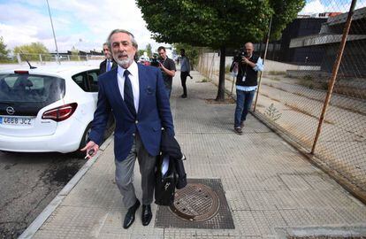 El presunto cabecilla de la trama G&uuml;rtel, Francisco Correa, a su salida a la Audiencia Nacional en San Fernando de Henares (Madrid).