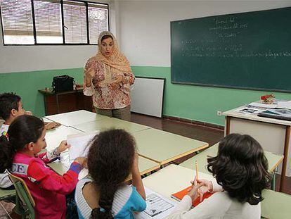 Imán el Mansuri imparte la clase en un aula del colegio público Bergamín de Málaga.