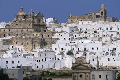 Ostuni es otro de los pueblos blancos del valle de Itria, conocido como el valle dei Trulli por sus características casas cónicas, que se extiende por las provincias de Bari, Brindisi y Taranto e incluye los municipios de Alberobello, Carovigno, Castellana Grotte, Ceglie Messapica, Cisternino, Fasano, Locorotondo, Martina Franca, Noci, Ostuni, Putignano, San Michele Salentino, San Vito dei Normanni y Villa Castelli.