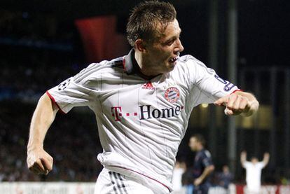 Olic celebra uno de sus goles