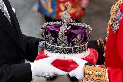 Detalle de la Corona imperial de Estado, una de las principales joyas de la corona británica, durante la ceremonia de apertura del Parlamento del Reino Unido, este martes en el palacio Westminster de Londres.