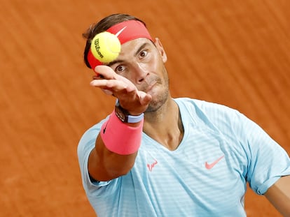 Nadal sirve durante su partido de la tercera ronda en París, el viernes frente a Travaglia.