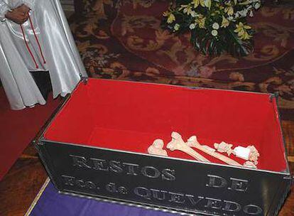 Los restos mortales de Quevedo han sido despositados en una urna en la iglesia mayor de Villanueva de los Infantes, en Ciudad Real.