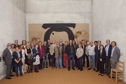 Els directors dels museus i centres d'art de Barcelona que van assistir a la presentació del recorregut de la UPF, a la 'capella laica' de Tàpies.