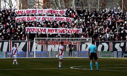Pancartas en las gradas del Campo de Fútbol de Vallecas contra el fichaje del jugador ucranio Zozulya en 2017. 