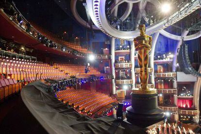 Últimos preparativos dentro del Kodak Theatre de Los Ángeles para la entrega de los Oscar.