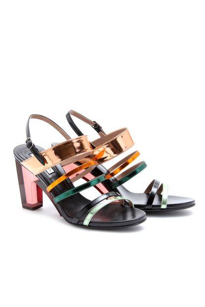 Aporta color a tu look con estas sandalias de colores de Dries Van Noten  con tacón transparente. (309 euros).