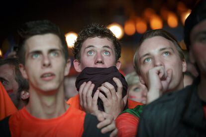Los seguidores holandeses durante la tanda de penaltis contra la selección Argentina en la ciudad de Eindhoven (Holanda).