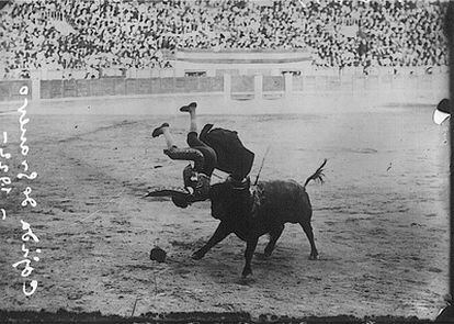 <i>Cornada mortal al torero Manuel Granero,</i> mayo de 1922. MCU, AGA, Archivo Alfonso, nº granero-manuel 016 (VEGAP). © Alfonso. VEGAP. Madrid, 2011.