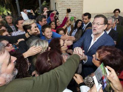 Rajoy saluda a los vecinos de Lorca en su visita a Murcia.